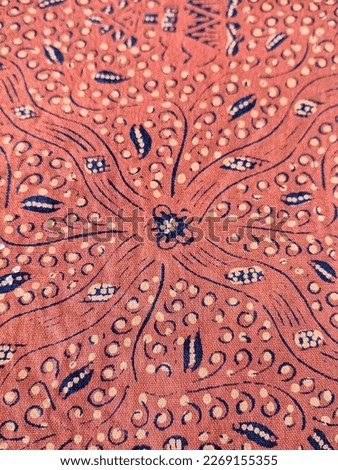 The Sidomukti batik motif is a development of the Sidomulya batik motif with a white background originating from the Mataram Kartasura era, replaced with a ukel background by Paku Buwono IV.