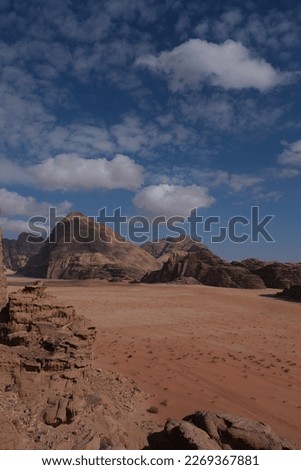 Pictures of different travel highlights in Jordan, the ancient city Petra, Wadi Rum desert, the Dead Sea, archaeological site, capital city Amman, hiking in Wadi Ghuweir