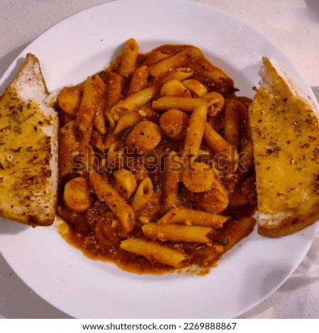 selective focus picture of tasty chicken sausage pasta