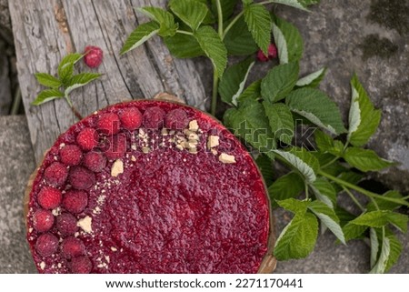 raspberry cheesecake on wooden background foodblog picture