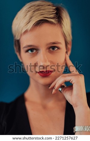 Photo Beautiful businesswoman, successful confident young woman posing with hands on face. Selective focus 