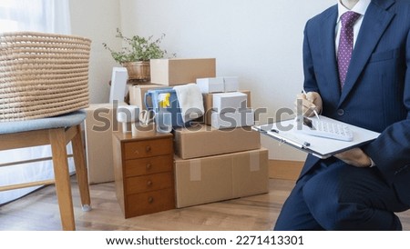A salesman who makes a moving estimate. Royalty-Free Stock Photo #2271413301