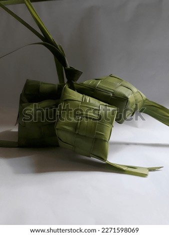 The food that is always on important Islamic days is ketupat