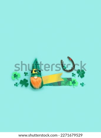 Gnome, decorative clover leaves and horseshoe for good luck on abstract green background. symbol of Saint Patrick day, traditional irish holiday. flat lay. copy space. template for design