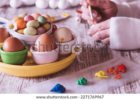 Decorating Easter eggs in the kitchen