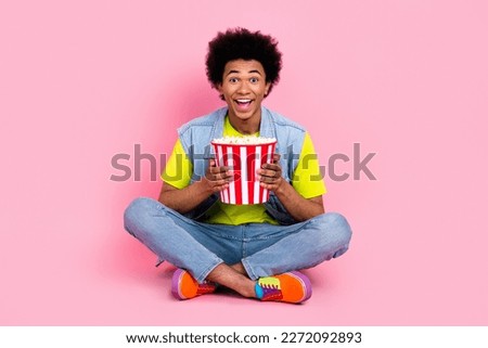 Full length photo of overjoyed cheerful man wear bright retro stylish clothes watching interesting film isolated on pink color background