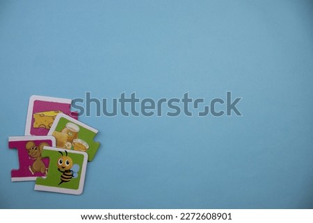 Animal picture puzzles are animal picture puzzles with pictures of mouse, cheese, honey bee and honey mixed up on the left of a blue background.