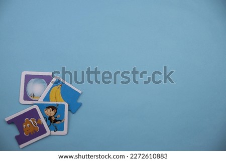 Animal picture puzzles, animal picture puzzles with fish, bell jar, monkey and banana pictures mixed up on the left of a blue background.