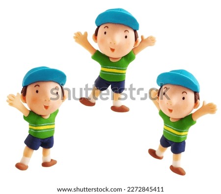 3 patterns of smiling boys with caps on and hands raised(This is a photo of a clay work)