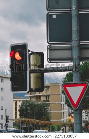 traffic lights in a city setting.