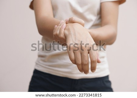woman has muscle weakness in her hand