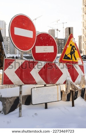 Large road signs are prohibited on the construction site