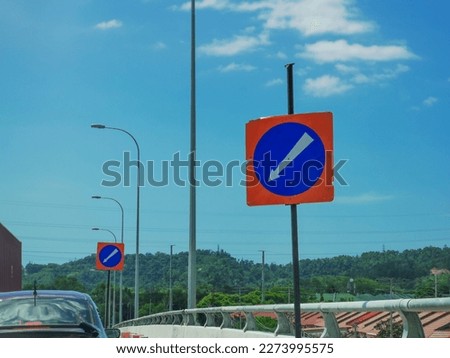 Image of road sign indicating the direction at busy traffic.