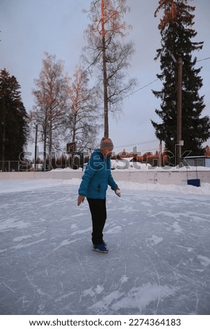 Walk with a girl on a skating rink in the evening.