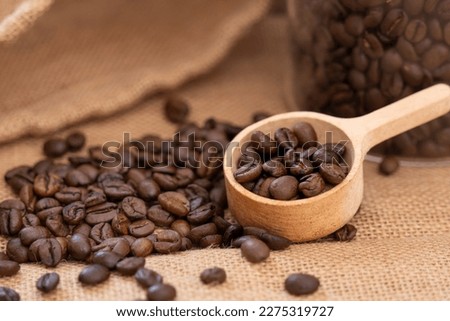 Many coffee beans and coffee spoon