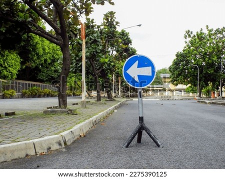 arrow directions to turn left towards the car park
