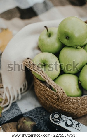 Green apple. Apples in the basket. Picnic basket. Fresh pictures. Picnic in the forest. Nature. Food and fresh. Picnic food. Food photos. Picnic in the garden. Apple in the garden.