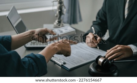 Lawyers and legal requirements and bribery in adjudicating and adjudicating litigation cases. forced to sign a contract