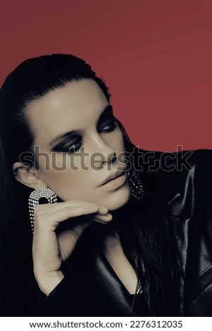 Model with Trendy gothic makeup : dark smokey eyes.