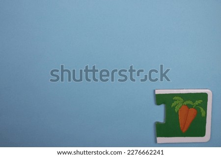 Carrot picture jigsaw, carrot picture jigsaw placed on the right of a blue background.