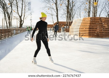 A woman in a yellow hat confidently skates on people, an active lifestyle.
