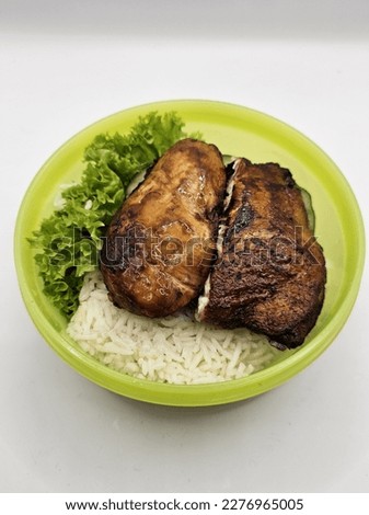Picture of a roasted chicken rice set.