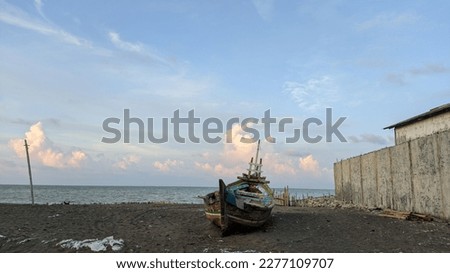 an abandoned boat on the seashore