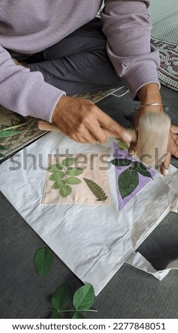This pounding technique ecoprint is like printing leaf motifs on cloth.