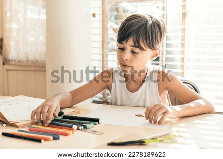 Child drawing in a bright environment. A safe and welcoming environment fosters the development and free expression of children.
