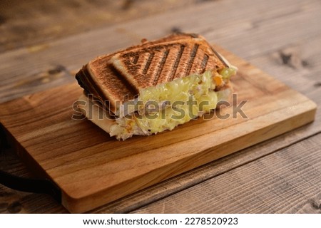 Tuna and cheese hot sandwich