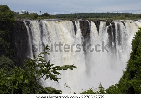 Victoria Falls (Lozi: Mosi-oa-Tunya, "Thundering Smoke"; Tonga: Shungu Namutitima, "Boiling Water") is a waterfall on the Zambezi River in southern Africa
Picture taken 17 December 2022