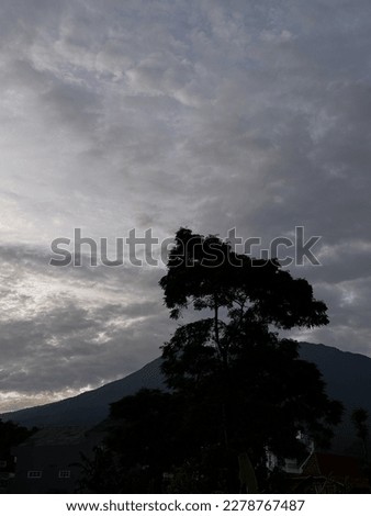 Photo of the mountain at dawn from a distance