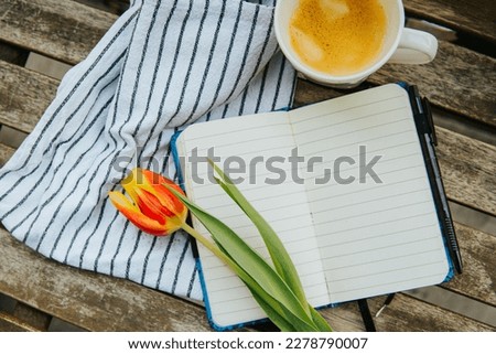 tulips coffee notepad on wooden table