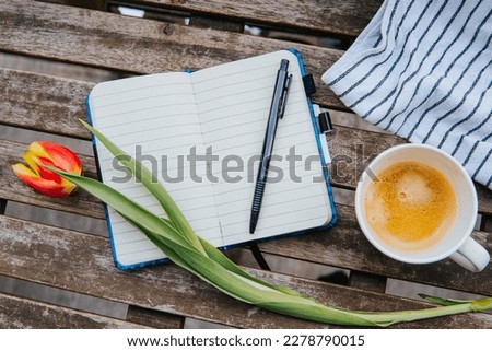 tulips coffee notepad on wooden table