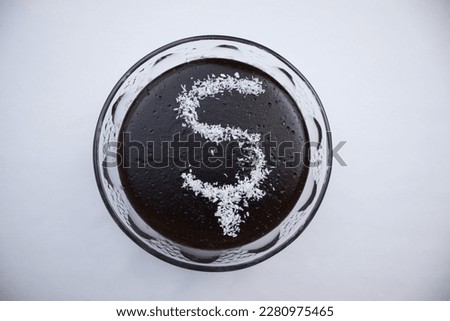 Local pudding, local pudding placed on a white background, drawn from the top, decorated with the letter s.