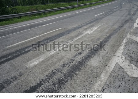 Footprints of vehicle tires at the entrance to the Mojokerto-Surabaya toll road