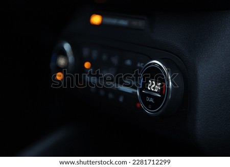 The temperature control switch for the car's air conditioner. The temperature in the car's interior is 22 degrees.