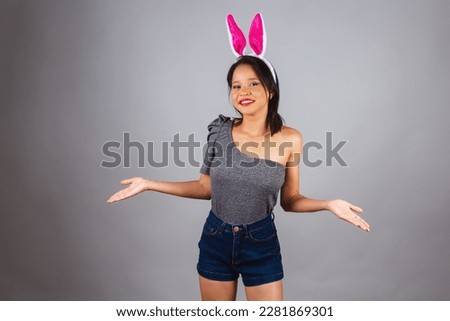 Brazilian woman, northeastern, wearing bunny ears, photo for Easter. in doubt.