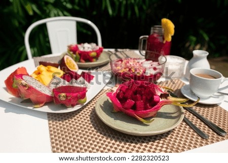 Free photo table arrangement with dragon fruit snacks outdoors

