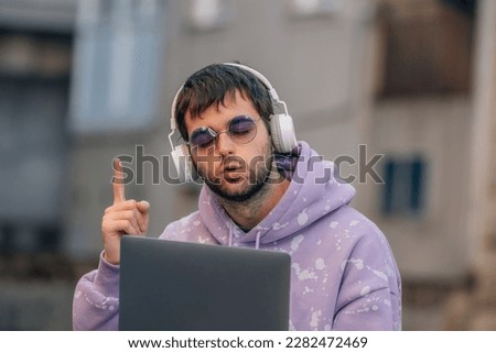 youn man with laptop outdoor