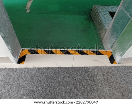 the black and yellow lines are floor height limit signs