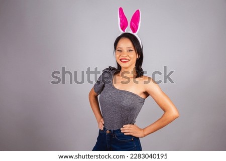 Brazilian woman, northeastern, wearing bunny ears, photo for Easter.