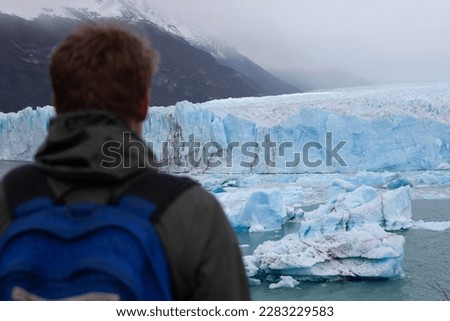 A trekker watching at the beautiful blue glaciar Perito Moreno 