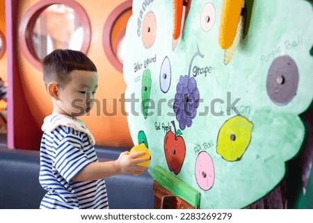 Kid learning word form fruit pictures