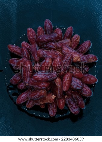 There are many dates in this picture. They are the fruit of Saudi Arabia. It is one of the favorite foods of Hazrat Muhammad (PBUH). It contains almost all the nutrients in the world.