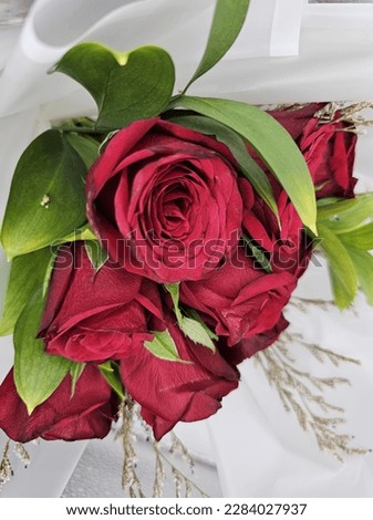 Picture of a bouquet of red roses.