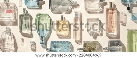 Parfume et eau de Cologne beaucoup de bouteilles de parfum, flatlay sur fond beige Panorama Royalty-Free Stock Photo #2284084969