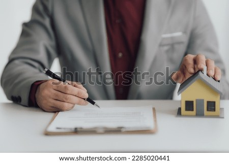 real estate agent Delivering sample homes to customers, mortgage loan contracts. Make a contract for hire purchase and sale of a house. and home insurance contracts, home mortgage loan concepts