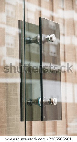 Glass handle in glass door
