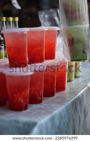 seen in the picture is a fresh drink with many color and taste variants, very suitable to be enjoyed when the weather is hot